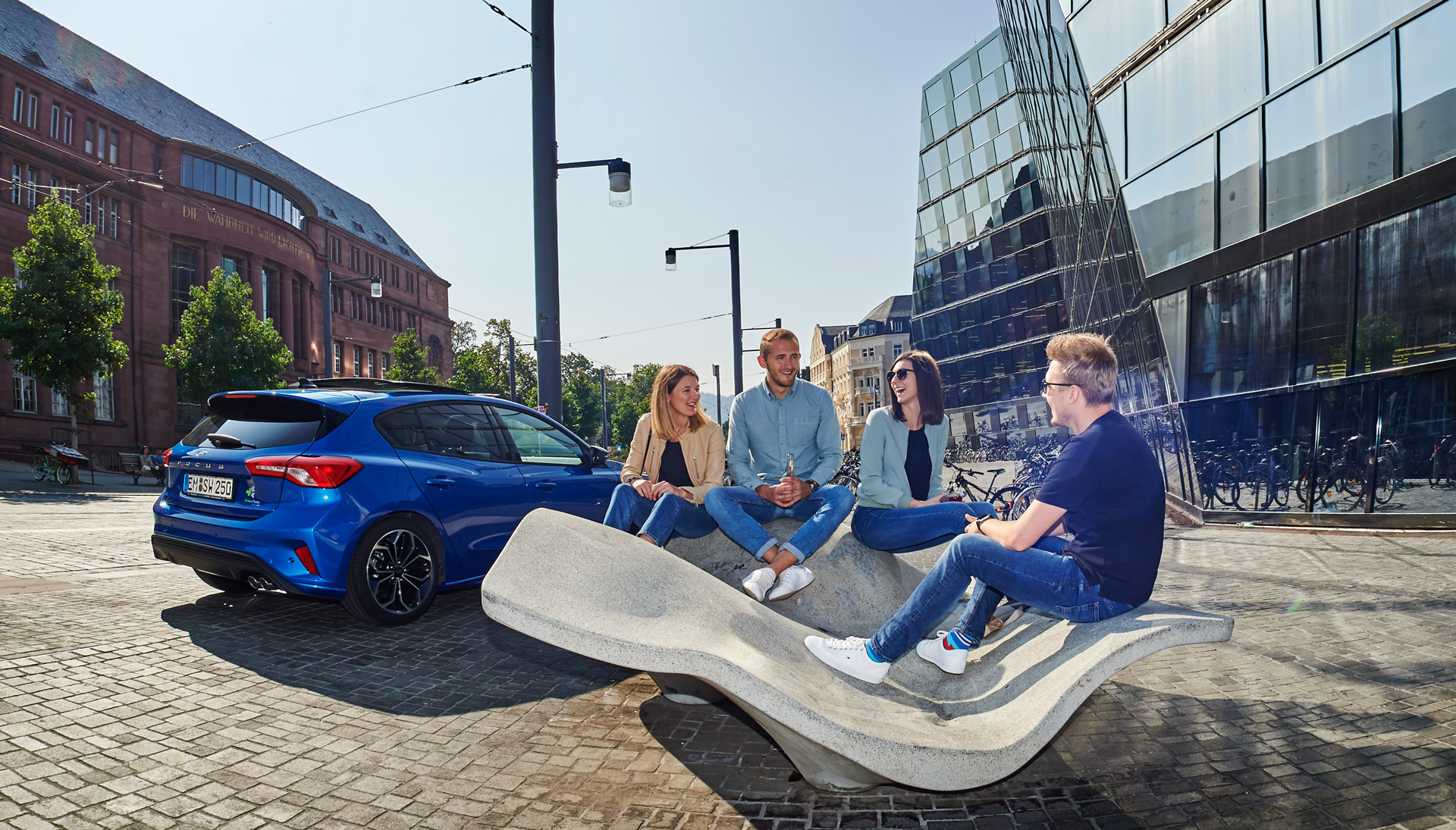 Auto Abo Family & Friends: Mehrere Personen am Fahrzeug der Grünen Flotte